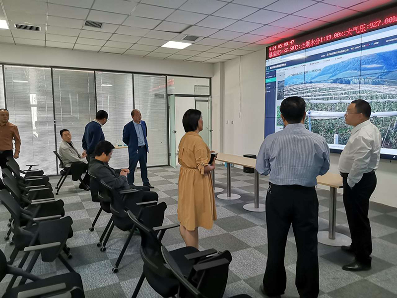 歐柯奇售后人員對(duì)洛陽客戶現(xiàn)代農(nóng)業(yè)項(xiàng)目設(shè)備進(jìn)行維護(hù)