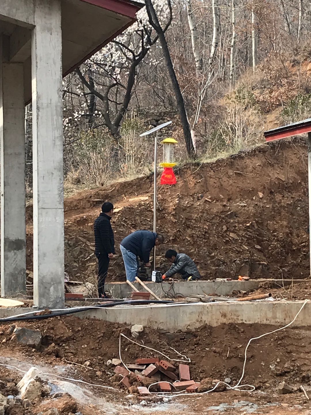 登封購入多臺太陽能殺蟲燈